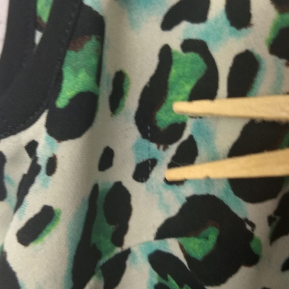 CAbi 3260 Jungle Cheetah Leopard Envy Green Short Sleeve Top Size XS - Picture 7 of 10